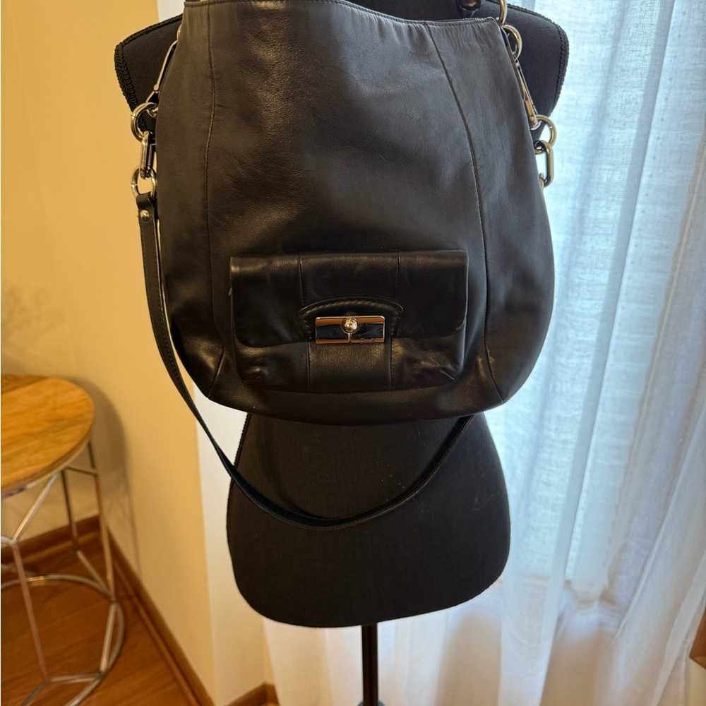 Elegant Coach Black Leather Shoulder Bag